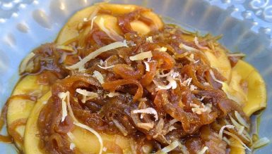 Massa com molho de cebolas caramelizadas