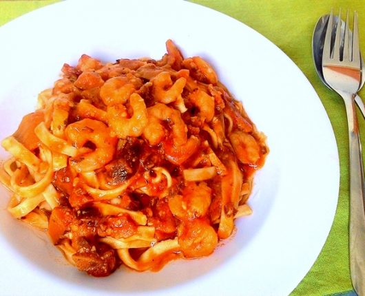 Macarrão com molho de camarão e funghi