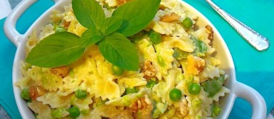 Massa gravatinha com molho de iogurte, ervilhas e nozes