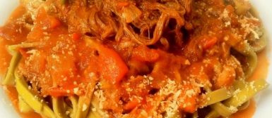 Molho de tomate com carne assada desfiada