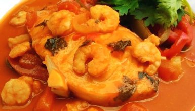 Moqueca de peixe com camarõezinhos