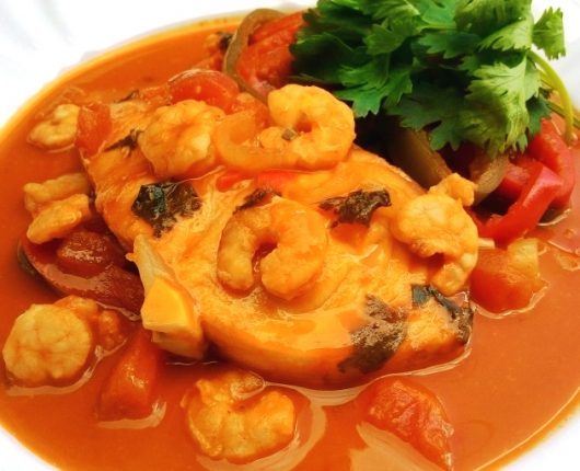 Moqueca de peixe com camarõezinhos