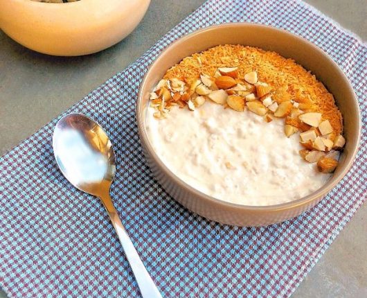 Bircher Müsli (iogurte com aveia, amêndoas e coco queimado)