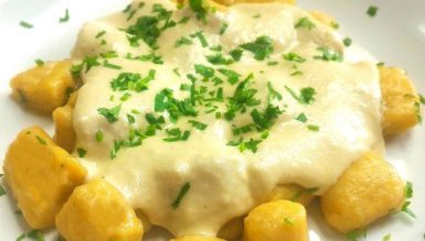 Nhoque de banana da terra (sem glúten) com molho de queijo coalho