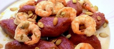 Nhoque de batata doce roxa com molho cítrico e camarões (calorias reduzidas, sem glúten, sem lactose)