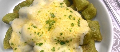 Nhoque de espinafre com molho de gorgonzola facílimo