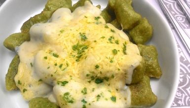 Nhoque de espinafre com molho de gorgonzola facílimo