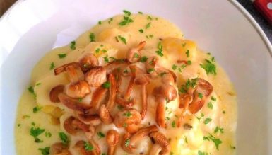 Nhoque de mandioquinha com creme de queijos e cogumelos