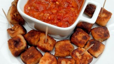 Nhoque tostadinho na manteiga com molho de tomate