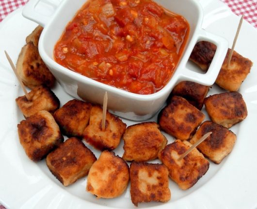 Nhoque tostadinho na manteiga com molho de tomate