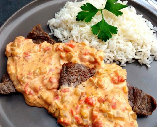 “O” bife (filé grelhado com molho cremoso de cebola e tomate)