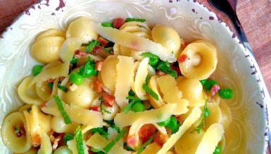 Orecchiette com ervilhas e bacon