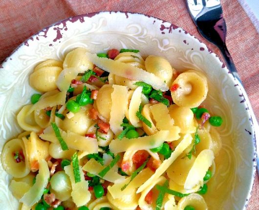 Orecchiette com ervilhas e bacon