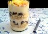 Overnight oats (aveia com iogurte, banana, chocolate amargo e amêndoas)