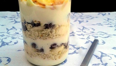 Overnight oats (aveia com iogurte, banana, chocolate amargo e amêndoas)