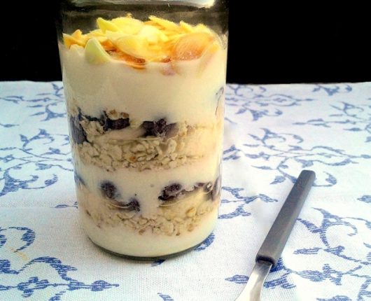 Overnight oats (aveia com iogurte, banana, chocolate amargo e amêndoas)