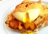 Ovos beneditinos (ovo pochê com molho holandês e bacon no pão tostado)