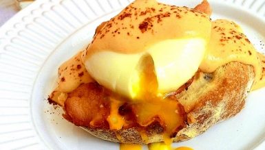 Ovos beneditinos (ovo pochê com molho holandês e bacon no pão tostado)