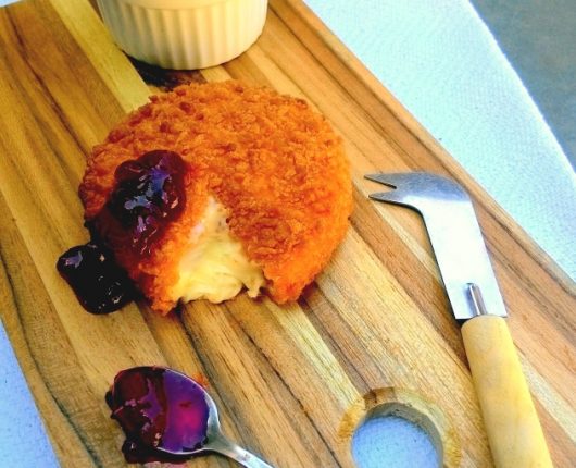 Camembert empanado com geleia caseira de framboesas