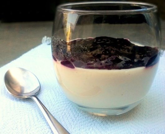 Panna cotta com geleia caseira de frutas vermelhas (pudim italiano)