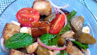 Panzanella (salada italiana com pão amanhecido)