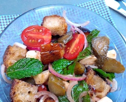 Panzanella (salada italiana com pão amanhecido)