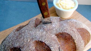 Pão australiano (Aussie Bread) com manteiga cremosa do Outback