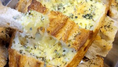 Pão recheado com queijos ao forno