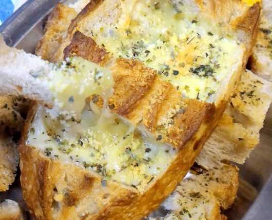 Pão recheado com queijos ao forno