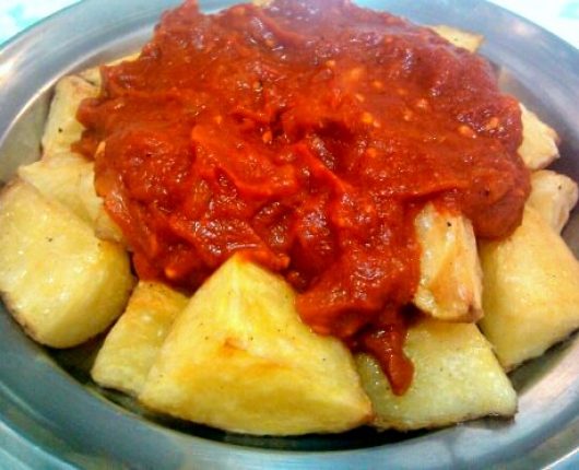 Papas bravas (batatas com molho de tomate picante)