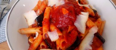 Pasta alla Norma (com molho de tomate, berinjela, alho, manjericão e pimenta calabresa)