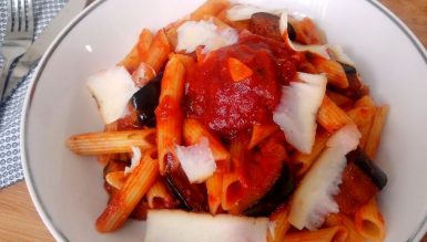 Pasta alla Norma (com molho de tomate, berinjela, alho, manjericão e pimenta calabresa)