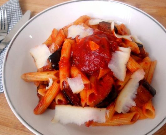 Pasta alla Norma (com molho de tomate, berinjela, alho, manjericão e pimenta calabresa)