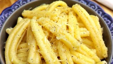 Pasta cacio e pepe (macarrão com queijo e pimenta do reino)