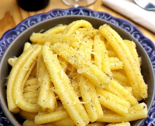 Pasta cacio e pepe (macarrão com queijo e pimenta do reino)