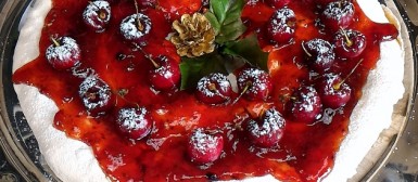 Pavlova com geleia de frutas vermelhas e cerejas frescas