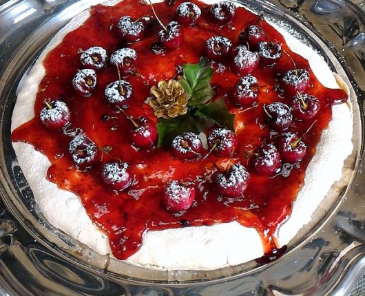 Pavlova com geleia de frutas vermelhas e cerejas frescas