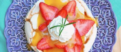 Pavlova com lemon curd e morangos