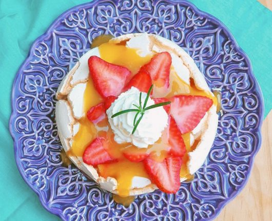 Pavlova com lemon curd e morangos