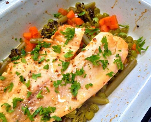 Peixe assado com cama de vegetais