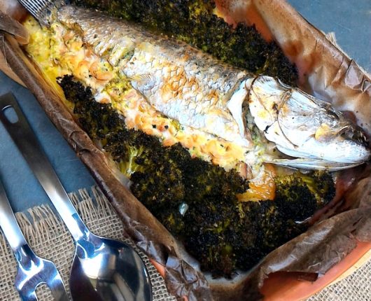 Peixe recheado com creme de camarõezinhos e assado com brócolis