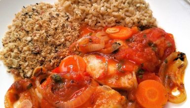 Peixe assado no molho com legumes