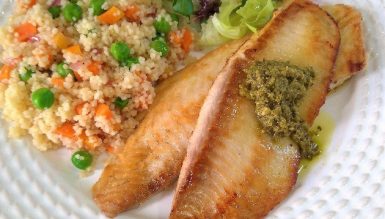 Peixe grelhado e cuscuz com legumes (pronto em 12 minutos!)