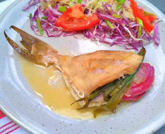 Peixe recheado com vegetais ao forno