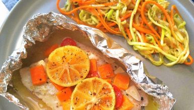 Peixe no papilote com legumes ao vinho branco