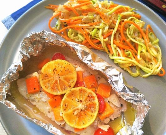 Peixe no papilote com legumes ao vinho branco