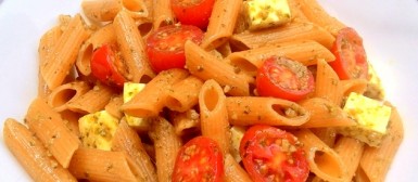 Penne ao pesto com tomatinhos e queijo feta