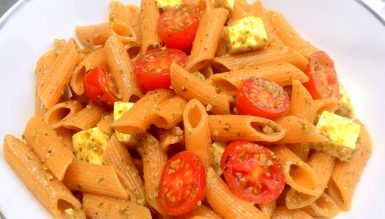 Penne ao pesto com tomatinhos e queijo feta