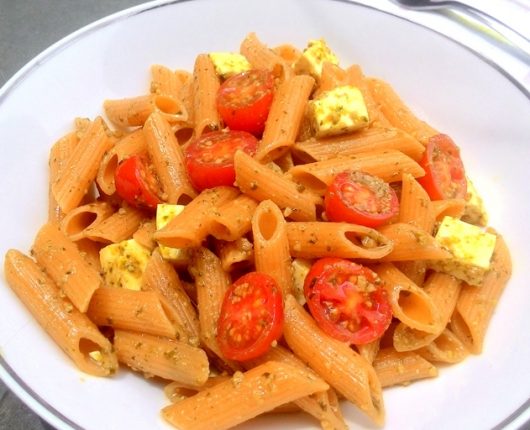 Penne ao pesto com tomatinhos e queijo feta