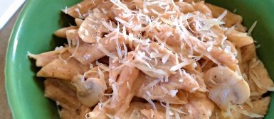 Penne com molho de cogumelos e requeijú